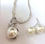 Glass pearls necklace and earrings